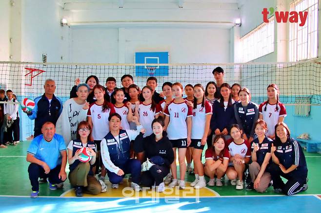 티웨이항공 임직원 자원봉사단이 21일(현지시간) 키르기스스탄 마나스 공항 인근 ‘At-bashi School’에서 체육활동 봉사 후 현지 학생들과 함께 기념사진을 촬영 중이다.(사진=티웨이항공)