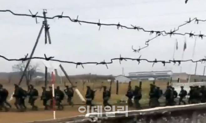 지난 18일(현지시간) 공개된 러시아 훈련장에 도착하고 있는 북한군으로 추정되는 군 병력. 사진은 러시아 매체 시레나의 X(옛 트위터) 계정 영상 갈무리. (출처=뉴스1)