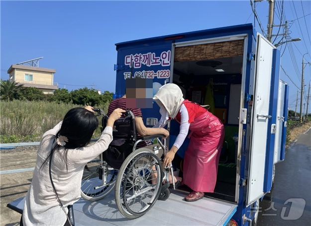 제주가치통합돌봄서비스 이용자가 목욕차량에 오르고 있다(제주도 제공)/뉴스1