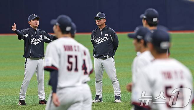 2024 세계야구소프트볼협회(WBSC) 프리미어12에 출전하는 류중일 대한민국 야구대표팀 감독이 24일 오후 서울 구로구 고척스카이돔에서 열린 대표팀 첫 훈련에서 선수들을 바라보고 있다. 이날 훈련은 한국시리즈가 진행 중인 관계로 기아와 삼성 소속 선수를 제외하고 진행됐다. 대표팀은 내달 1일과 2일 쿠바 대표팀과 평가전을 치르고 8일에 대만으로 출국한다. 2024.10.24/뉴스1 ⓒ News1 장수영 기자