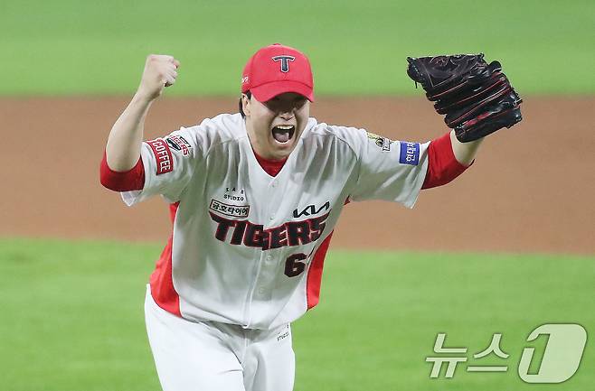 28일 오후 광주 기아챔피언스필드에서 열린 프로야구 '2024 신한 SOL 뱅크 KBO 포스트시즌' 한국시리즈 5차전 삼성 라이온즈와 KIA 타이거즈의 경기에서 KIA 정해영이 환호하고 있다, 이날 KIA는 삼성을 상대로 7대5로 승리하며 시리즈 전적 4대1로 통합 우승을 차지한 KIA 선수들이 자축하고 있다. 2024.10.28/뉴스1 ⓒ News1 임세영 기자