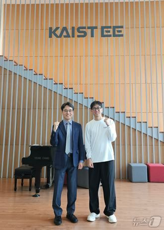 KAIST 전기및전자공학부 김용훈 교수(왼쪽)와 이룡규 박사과정이 기념촬영을 하고 있다.(KAIST 제공)/뉴스1