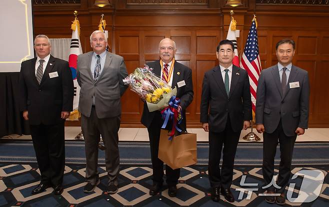 29일(현지시각) 미국 워싱턴에서 열린 제12회 백선엽 한미동맹상 시상식에서 라카메라 한미연합사령관(왼쪽부터), 수상자인 故(고) 딘 헤스 대령의 둘째아들 로널드 헤스, 첫째 아들 로렌스 헤스, 김용현 국방부장관, 김형구 중앙일보 워싱턴총국장이 기념촬영을 하고 있다. (국방부 제공) 2024.10.30/뉴스1