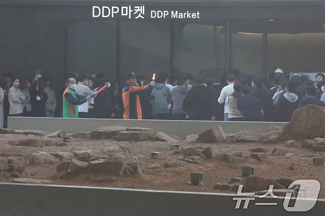 30일 서울 중구 동대문디자인플라자(DDP)에서 열린 2024 서울시 재난대응 안전한국훈련에서 다중 밀집 시설의 대형 화재 발생을 가정한 인명 구조 훈련이 실시되고 있다. 2024.10.30/뉴스1 ⓒ News1 이동해 기자