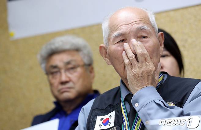 강제동원 피해자 이춘식 할아버지가 30일 오후 서울 서초구 민주사회를위한변호사모임 대회의실에서 열린 '10·30 일제 강제동원 배상판결 1년' 강제동원 피해자의 인권 피해회복을 요구하는 기자회견에서 생각에 잠겨 있다. 2019.10.30/뉴스1 ⓒ News1 이재명 기자