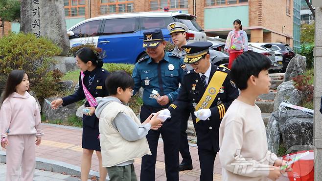 김소년 경기 수원남부경찰서장(사진 가운데)이 최근 영통구 매탄동 매현초등학교에서 '스쿨존 사망사고 예방' 교통 안전 캠페인을 진행하고 있다. (수원남부경찰서 제공) 2024.10.30/뉴스1