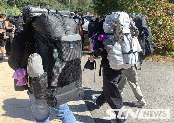 비둘기낭 캠핑장 인근에서는 크고 작은 배낭을 맨 체류형 레저 마니아들이 어렵지 않게 만나 볼 수 있다./ 사진┃STN뉴스 DB.