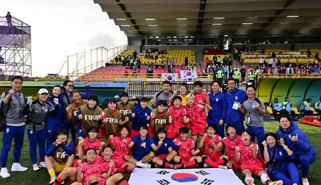 'U-20 월드컵 16강' 박윤정 감독 "한국 여자축구에 희망 주길"

    (서울=연합뉴스) 박윤정 감독은 2024 콜롬비아 20세 이하(U-20) 여자 월드컵 16강 진출의 쾌거가 침체한 한국 여자축구에 '희망'을 주길 바란다고 밝혔다.

    박 감독이 이끄는 우리나라 대표팀은 8일(한국시간) 콜롬비아 보고타의 메트로폴리타노 데 테초 경기장에서 열린 대회 조별리그 D조 3차전에서 독일을 1-0으로 꺾고 16강 진출에 성공했다. 사진은 독일전 승리 직후 단체 사진을 찍은 U-20 여자축구대표팀. 2024.9.8 [대한축구협회 제공. 재판매 및 DB금지]

    photo@yna.co.kr

(끝)





<저작권자(c) 연합뉴스, 무단 전재-재배포, AI 학습 및 활용 금지>