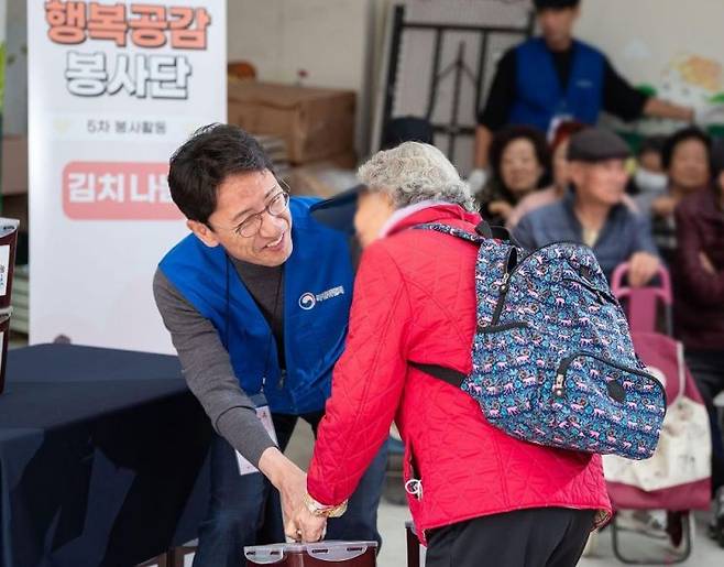 기획재정부 김윤상 제2차관이 지역 어르신께 김장 김치를 전달하고 있다.[사진제공=동행복권]