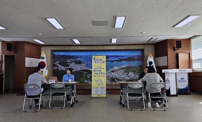 완도군은 영세 사업자와 소상공인, 취약 계층 등을 대상으로 ‘찾아가는 마을 세무사’를 운영한다. [사진 제공=완도군]