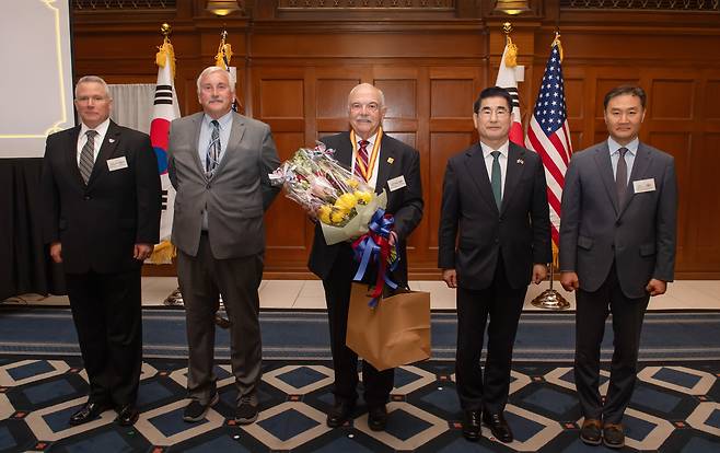 29일(현지시각) 미국 워싱턴 D.C.에서 진행된 제12회 백선엽 한미동맹상 시상식에서 참석자들이 기념 촬영하고 있다. 왼쪽부터 라캐머라 한미연합사령관, 로널드 헤스(고 딘 헤스 대령의 셋째 아들), 로렌스 헤스(고 딘 헤스 대령의 첫째 아들), 김용현 국방부 장관. /국방부