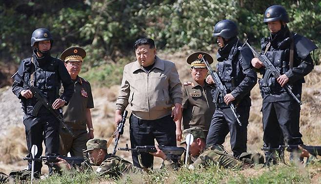 완전무장 경호원 대동하고 특수부대 시찰 - 김정은(가운데) 북한 국무위원장이 지난 9월 인민군 특수작전 무력 훈련 기지를 시찰하고 있다. /노동신문 뉴스1