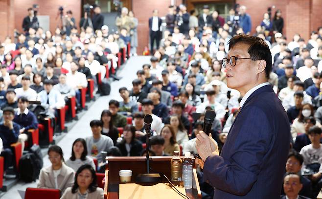 이창용 한국은행 총재가 30일 서울 마포구 서강대학교 성이냐시오관 소강당에서 특별 강연을 하고 있다. /뉴시스