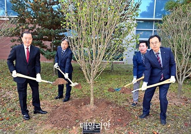 aT 농수산식품유통교육원 무궁화나무 식수 행사. ⓒ한국농수산식품유통공사