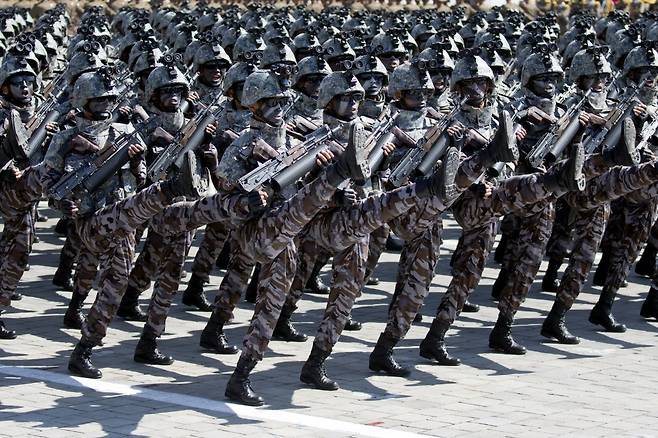 ﻿미국 정부는 28일(현지시각) 북한이 약 1만명의 병력을 우크라이나로 보냈으며, 이들 중 일부는 이미 전선 인근으로 이동했다고 밝혔다. 사진은 2018년 9월9일 북한 평양에서 열린 북한 건국 70주년 기념 열병식에서 행진하고 있는 북한 군인들. 2024.10.29 평양=AP/뉴시스