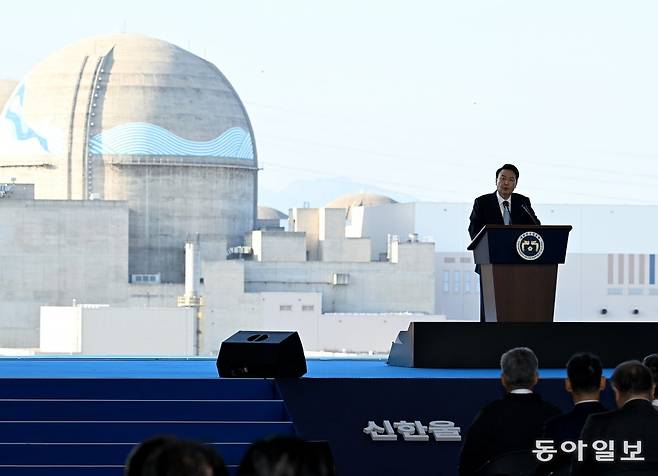 윤석열 대통령이 30일 경북 울진군 한국수력원자력 한울원자력본부 신한울 원전 3·4호기 건설 부지에서 열린 신한울 원전 1·2호기 종합준공 및 3·4호기 착공식에서 축사를 하고 있다. 울진=송은석 기자 silverstone@donga.com