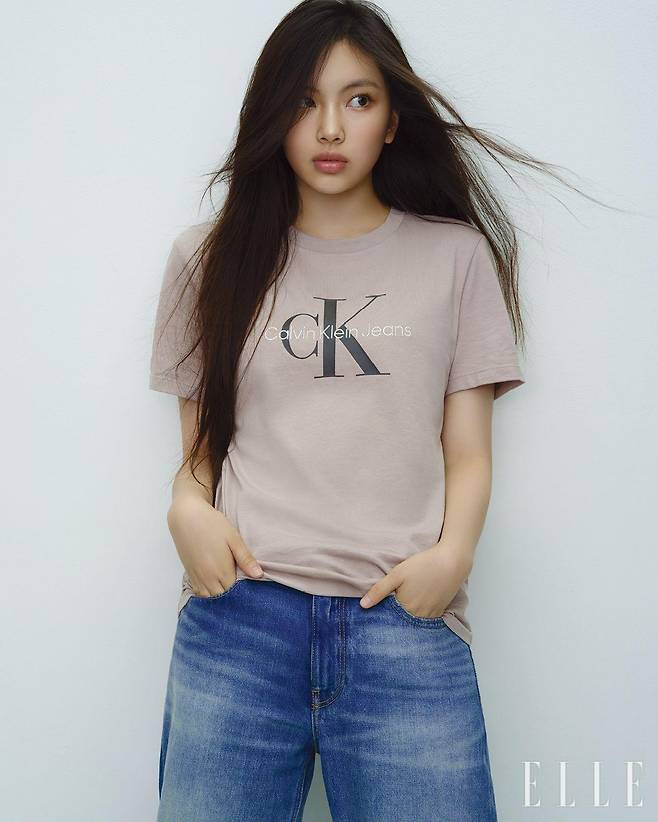 로고 프린트 크루넥 반소매 티셔츠는 Calvin Klein Jeans. 일자로 떨어지는 셀비지 데님 팬츠는 Calvin Klein.