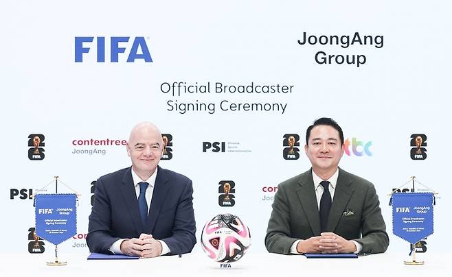 (왼쪽부터)잔니 인판티노 FIFA 회장, 홍정도 중앙그룹 부회장