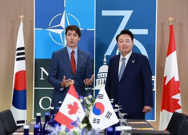 윤석열 대통령이 지난 7월10일(현지시각) 북대서양조약기구(NATO·나토) 75주년 정상회의가 개최된 미국 워싱턴DC 월터 E. 워싱턴 컨벤션센터에서 열린 한-캐나다 정상회담에서 쥐스탱 트뤼도 캐나다 총리의 이번 양자회담 의미 대언론 설명을 경청하고 있다. 사진=뉴시스