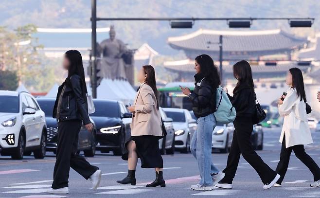 쌀쌀한 날씨가 이어진 지난 25일 오전 서울 광화문네거리 인근에서 시민들이 움츠린채 이동하고 있다. 뉴스1