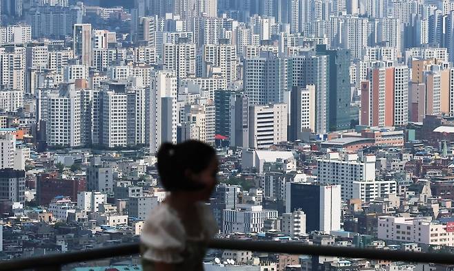 16일 서울 남산에서 바라본 서울 시내 아파트 단지 모습. 정부의 대규모 주택공급 대책 발표에도 서울 아파트값이 21주 연속 상승세를 이어가며 5년 11개월 만에 가장 큰 폭으로 올랐다. 연합뉴스