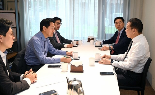 국민의힘 소속 오세훈 서울시장(왼쪽 둘째부터 시계방향으로)과 박형준 부산시장, 김기현 의원, 권영세 의원이 지난 29일 서울 시내 한 식당에서 조찬 간담회를 하고 있다. 서울시 제공.