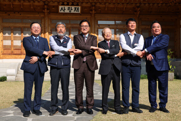 우원식 국회의장이 30일 서울 국회 사랑재에서 열린 국회의 사회적 대화를 위한 국회의장-노사 5단체 대표 오찬 간담회을 열었다. 왼쪽부터 박일준 대한상공회의소 상근부회장, 김동명 한국노동조합총연맹 위원장, 우원식 국회의장, 손경식 한국경영자총협회 회장, 양경수 전국민주노동조합총연맹 위원장, 배조웅 중소기업중앙회 수석부회장. 연합뉴스