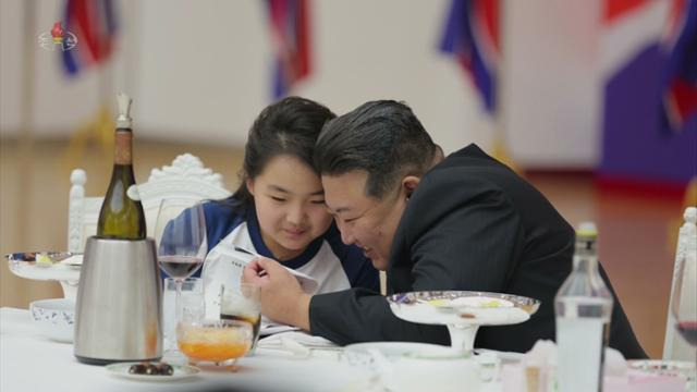 지난해 11월 북한이 정찰위성 발사 성공을 경축해 마련한 연회에 참석한 김정은 북한 국무위원장과 딸 주애의 모습. 평양=조선중앙TV 연합뉴스