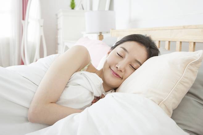 가장 좋은 수면 자세는 가장 편안한 자세지만, 특정 질환이 있는 사람은 주의해야 하는 자세가 있다./사진=클립아트코리아