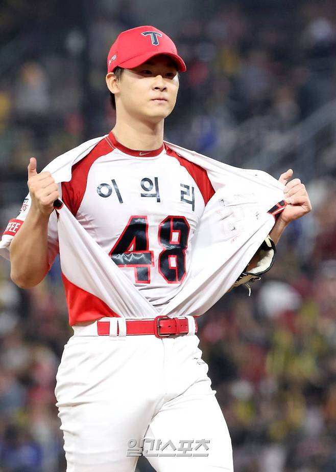 2024 프로야구 KBO 포스트시즌 KIA 타이거즈와 삼성 라이온즈의 한국시리즈(KS) 5차전 경기가 28일 오후 광주 기아챔피언스필드에서 열렸다. 6회초 구원등판해 수비를 마친 곽도규가 유니폼 안에 이의리의 이름과 배번이 새겨진 옷을 보이며 마운드를 내려가고 있다. 광주=김민규 기자 mgkim1@edaily.co.kr /2024.10.28/