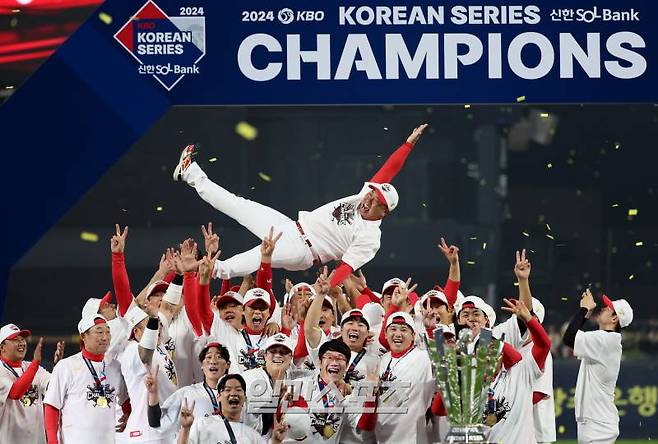 2024 프로야구 KBO 포스트시즌 KIA타이거즈와 삼성라이온즈의 한국시리즈(KS)는 시리즈 전적 4승 1패로 KIA타이거즈의 통합우승으로 끝났다. 28일 광주 기아챔피언스필드에서 열린 5차전 이후 진행된 시상식을 마치고 선수들이 이범호 감독을 헹가래하하고 있다. 광주=김민규 기자 mgkim1@edaily.co.kr /2024.10.28/