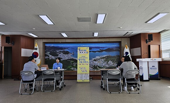 완도군이 찾아가는 마을 세무사 운영으로 주민들의 세금문제를 돕고있다 [사진=완도군]