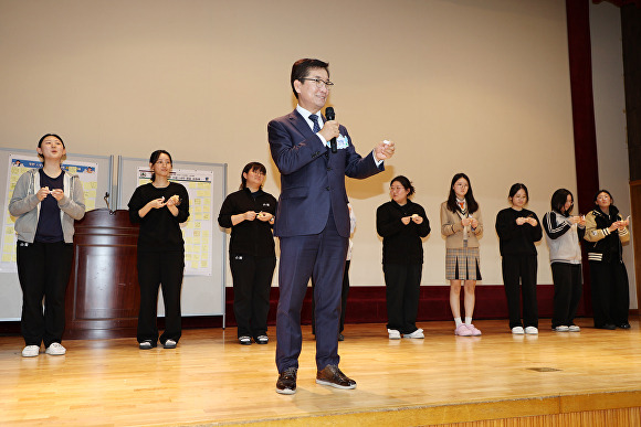 윤건영 충북교육감이 30일 청주 산남고등학교를 찾아 학생과 교직원을 격려하고 있다. [사진=충북교육청]