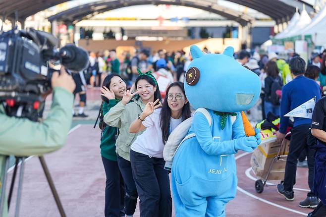 제주올레 마스코트 ‘간세’ 복장을 착용하고 축제에 나선 자원봉사자 변경아 씨. (제주올레 제공)