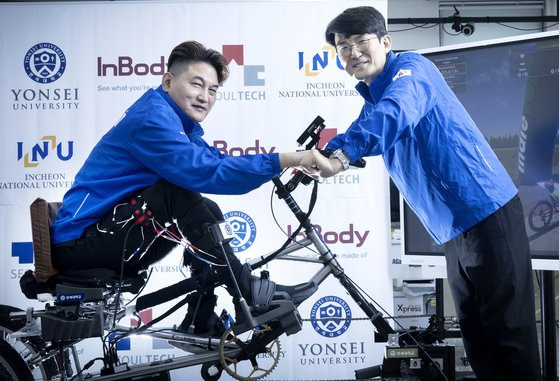 스위스 취리히에서 열린 '사이배슬론(Cybathlon) 2024' 대회에서 재활로봇자전거 종목 첫 우승을 차지한 연세대 신동준 교수(오른쪽)와 파일럿 임훈섭 선수. 신 교수가 이끄는 '인간중심AI로보틱스' 연구팀은 2020년 처음 대회에 참가했다. 장진영 기자