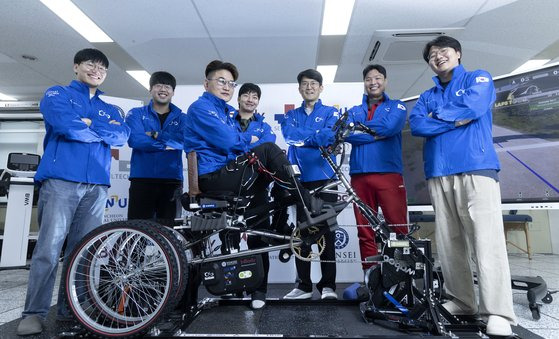 스위스 취리히에서 열린 'Cybathlon 2024' 대회에서 재활로봇자전거 종목 첫 우승을 차지한 연세대 신동준 교수(오른쪽 셋째)와 파일럿 임훈섭 선수(왼쪽 셋째)가 팀원들과 함께 28일 오후 서울 서대문구 연세대학교에서 중앙일보와 인터뷰를 하고 있다. 장진영 기자