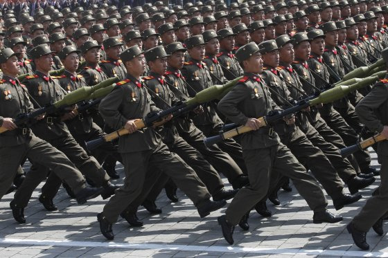 북한군이 대규모 군사 열병식에서 행진하고 있다. AP=연합뉴스