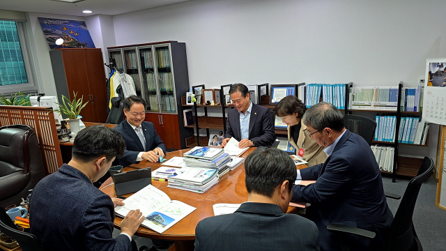 ▲ 국회가 내년도 예산심사에 본격 착수한 가운데 신영재 홍천군수가 29일 국회 허영 의원실을 방문, 지역현안사업을 설명하고 있다.