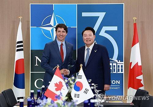 ▲ 윤석열 대통령이 지난 7월 10일(현지시간) 북대서양조약기구(NATO·나토) 75주년 정상회의가 개최된 미국 워싱턴DC 월터 E. 워싱턴 컨벤션센터에서 열린 한-캐나다 정상회담에서 쥐스탱 트뤼도 캐나다 총리와 악수하며 기념 촬영을 하고 있다. 연합뉴스 자료 사진