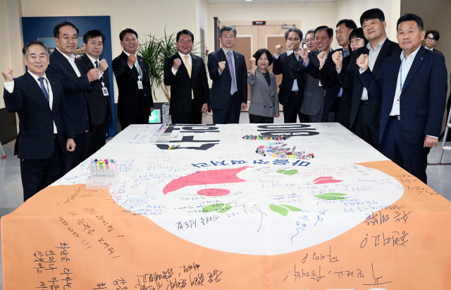 ▲ 2025학년도 대학수학능력시험을 보름 앞둔 30일 도교육청에서 신경호 교육감과 도교육청 직원 등이 참여한 가운데 수능응원행사가 열렸다. 참가자들이 응원 문구를 적은 후 수험생들의 고득점을 기원했다. 김정호