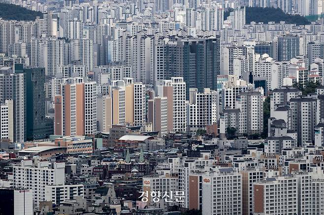 서울 중구 남산서울타워에서 바라본 서울 도심의 아파트 단지 모습. 문재원 기자