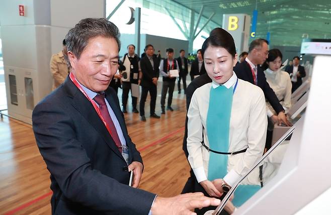 30일 이학재 인천국제공항공사 사장(왼쪽)이 인천공항 제2여객터미널 추가 확장 공간에서 가상여객으로 참여해 개장 준비상황을 점검하고 있다. 인천국제공항공사 제공