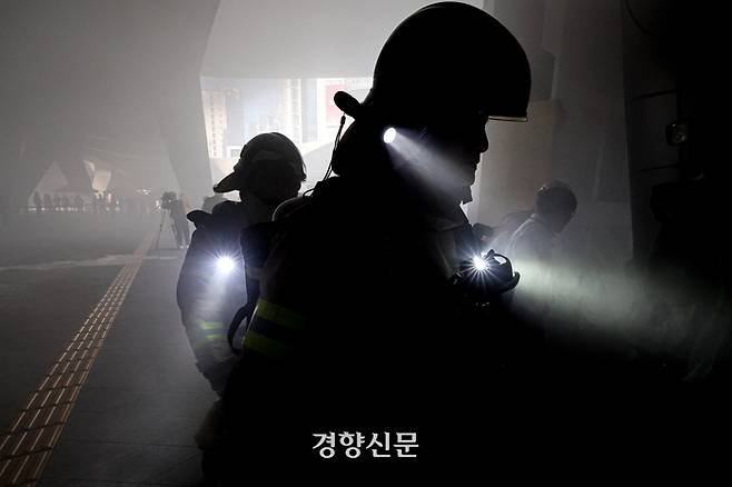 30일 서울 중구 동대문디자인플라자(DDP)에서 열린 ‘2024 서울시 재난대응 안전한국훈련’에서 소방대원들이 구조 훈련을 하고 있다. 성동훈 기자