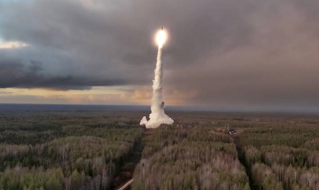 서방 보란 듯…러시아, ICBM 핵 훈련 러시아의 대륙간탄도미사일(ICBM) ‘야르스’가 29일(현지시간) 러시아 북서부 플레세츠크 발사장에서 캄차카반도의 목표물을 향해 시험발사되고 있다. 북한군의 우크라이나 파병을 계기로 긴장이 고조되고 있는 가운데 러시아 국방부는 이날 ICBM 발사 등 대규모 핵 훈련을 실시하면서 관련 사진을 공개했다. AP연합뉴스