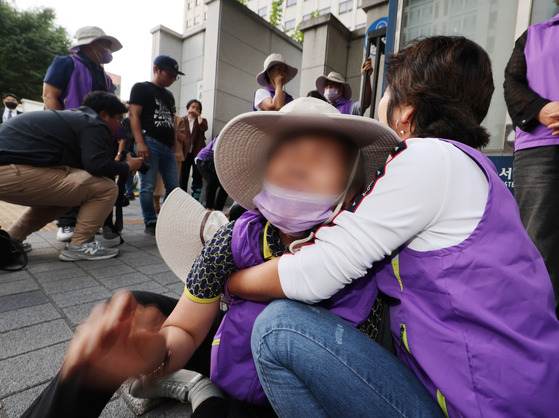 Bereaved families of the Itaewon crowd crush shed tears in front of the Seoul Western District Court in Mapo District, western Seoul on Sept. 30, after the court acquitted district head Park Hee-young, who was indicted on occupational negligence charges. [YONHAP]