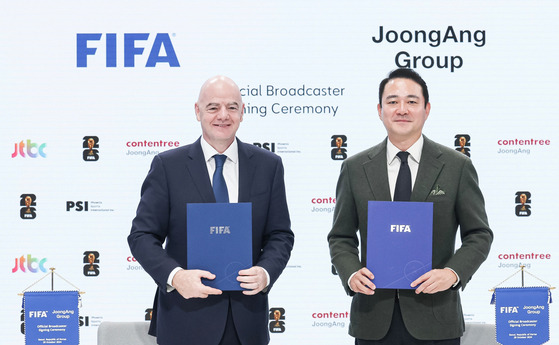 FIFA President Gianni Infantino, left, poses for a photo with JoongAng Group Vice Chairman Hong Jeong-do at the JTBC headquarters in western Seoul on Tuesday. [YONHAP]