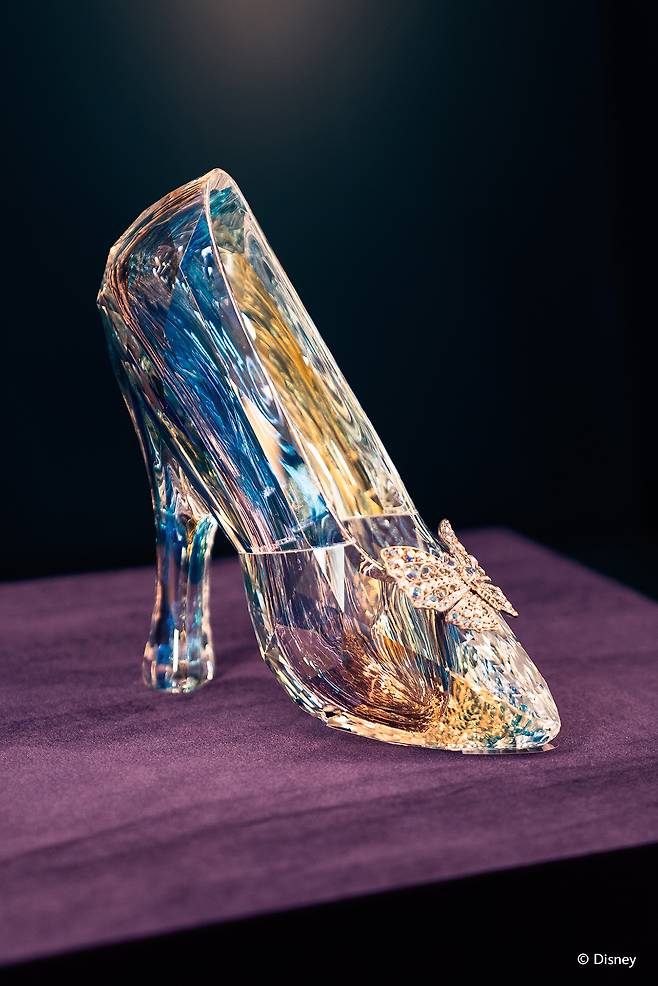 A crystalline glass slipper from the live-action film ″Cinderella″ (2015) [EXHIBITION HUB ASIA]