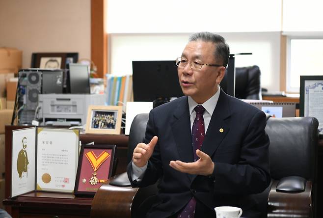 백석대 백석정신아카데미 성종현 사무총장이 헌혈 가능 연령인 만 70세까지 총 72회의 헌혈를 해 나눔운동을 실천했다.  백석대