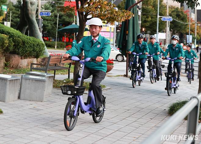 정인화 광양시장이 자전거를 타고 민원 현장을 돌고 있다.(광양시 제공)