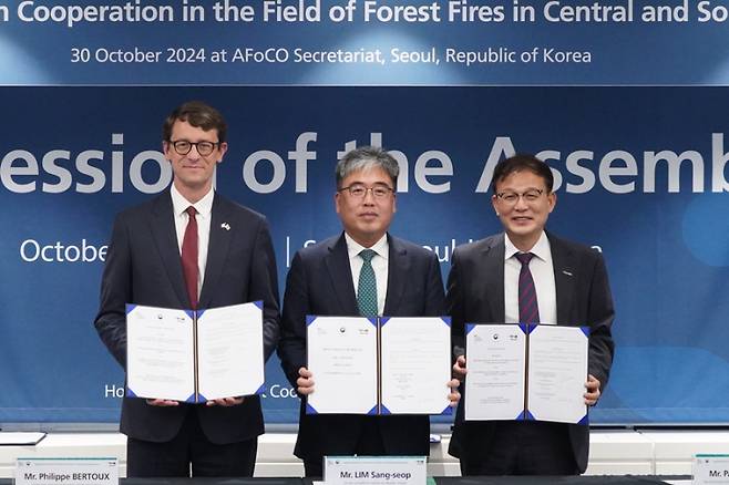  30일 아시아산림협력기구(AFoCO) 사무국에서 ‘한국-프랑스 산불협력 의향서’를 체결한 (왼쪽부터)필립 베르투 주한프랑스 대사, 임상섭 산림청장, 박종호 아시아산림협력기구 사무총장. 산림청